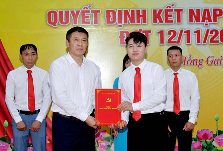 27 đảng viên được Đảng bộ Than Núi Béo kết nạp đợt 12/11